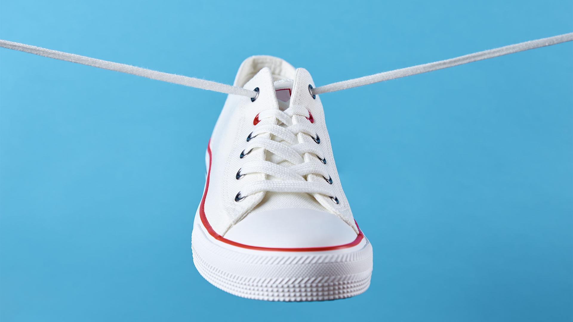 15 smart capsule wardrobe staples for men in summer 2023_0012_A Pair of white sneakers