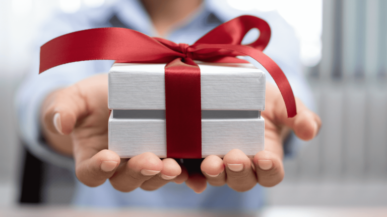 Gift your girlfriend these unique gifts and win her heart letmeanalyze-min